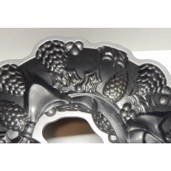Nordic Ware Holiday Wreath Ribbon Bundt Cake Pan Heavy Cast Aluminum - Picture 8 of 11